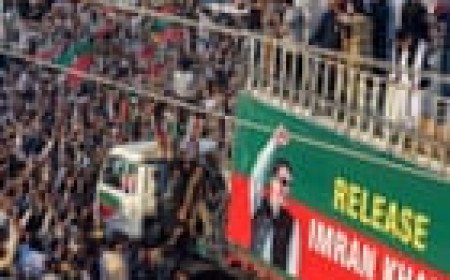 Supporters of Imran Khan start march on locked-down Islamabad